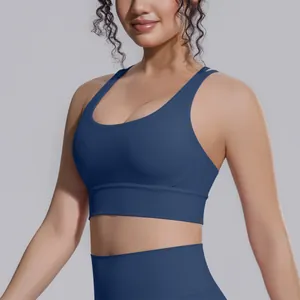 Primo piano di un reggiseno sportivo blu con incrocio sulla schiena per il fitness