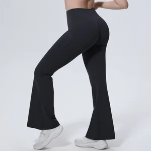 Vue détaillée du pantalon de yoga évasé noir à taille haute avec design push-up pour le fitness