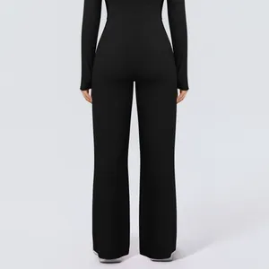 Rückansicht schwarzer High-Waist-Yoga-Hose mit weitem Bein für eine elegante Passform.