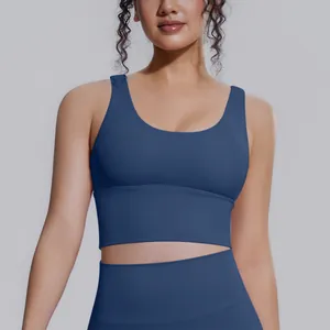 Primo piano del reggiseno yoga blu ad alto impatto con scollo a paletta e spalline.