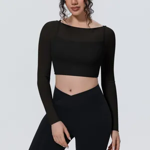 Dettaglio del top da yoga nero finto due pezzi in mesh a maniche lunghe e tessuto traspirante