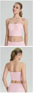Vues avant et arrière d'un haut bandeau de sport rose porté par un mannequin.