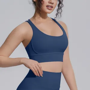 Dettaglio del reggiseno sportivo blu navy che mostra la trama del tessuto e la vestibilità