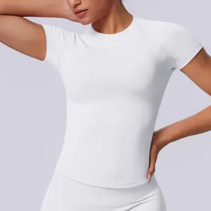 Dettaglio ravvicinato di una t-shirt sportiva bianca senza cuciture per il fitness