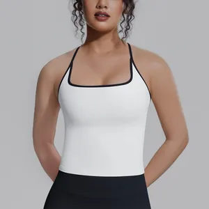 Detailansicht eines weißen atmungsaktiven Sport-Tops mit schwarzem Rand für Yoga und Fitness.