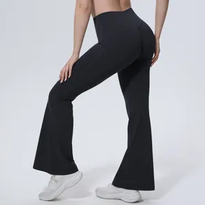 Vue détaillée d'un pantalon de yoga évasé noir à taille haute pour le sport