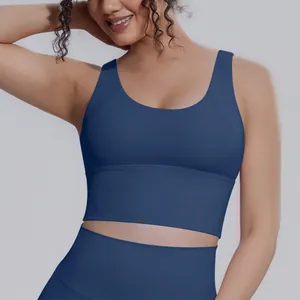 Dettaglio del reggiseno sportivo blu navy ad alto impatto per yoga e fitness training