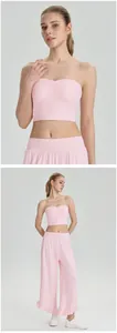 Vue détaillée d'un haut de yoga bandeau rose et d'un pantalon large assorti sur mannequin