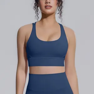 Primo piano del reggiseno sportivo blu navy antiurto in tessuto elastico effetto nudo.