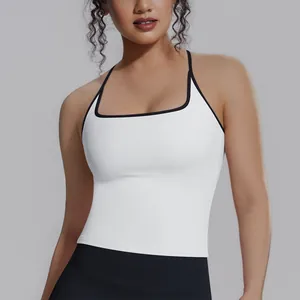 Detailansicht eines weißen Sport-Tanktops mit schwarzen Paspeln für Yoga-Training