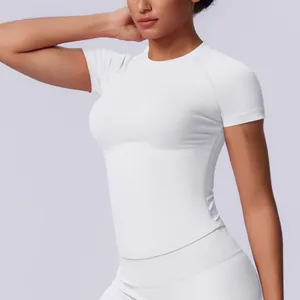 Vista ravvicinata della t-shirt sportiva bianca senza cuciture e del tessuto traspirante
