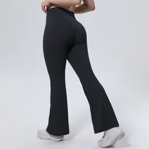 Vue détaillée du pantalon de yoga évasé noir à taille haute avec effet galbant