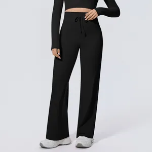 Detailansicht der schwarzen Yoga-Hose mit hoher Taille, weitem Bein und Kordelzug