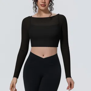 Vista dettagliata di un top da yoga nero a maniche lunghe in mesh per donne fitness