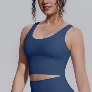 Dettaglio ravvicinato di un reggiseno sportivo blu navy a tinta unita indossato da un modello