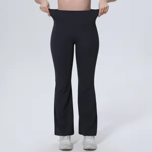 Photo de studio de pantalon de yoga noir à taille haute avec grande élasticité