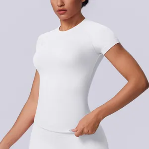 Dettaglio della t-shirt da yoga bianca senza cuciture che mostra vestibilità e tessuto