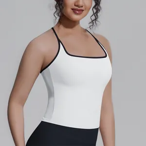 Nahaufnahme eines weiß-schwarzen Sport-Tops für Yoga- und Fitnesstrainingseinheiten