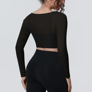 Dettaglio posteriore di un top da yoga nero a maniche lunghe in mesh traspirante