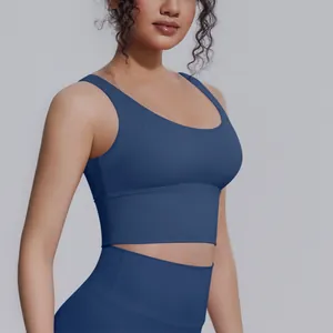 Vista dettagliata di un reggiseno sportivo blu ad alto impatto per lo yoga.