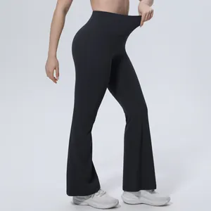 Détail d'un pantalon de yoga évasé noir à taille haute avec contrôle du ventre et design