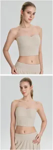Vue détaillée d'un soutien-gorge de sport bandeau de yoga beige sur un mannequin.