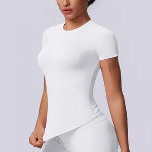 Vista dettagliata della t-shirt sportiva bianca senza cuciture da donna in tessuto traspirante