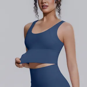 Dettaglio del reggiseno sportivo blu scuro che mostra l'elasticità e la trama del tessuto