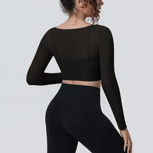 Vista posteriore del top da yoga nero a maniche lunghe in mesh con design traspirante