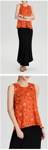 Primo piano di un top smanicato arancione con stampa jacquard tribale da donna.