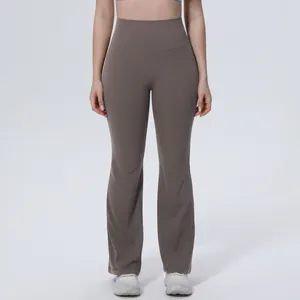 Vue détaillée du pantalon de yoga évasé respirant à taille haute avec coupe ajustée