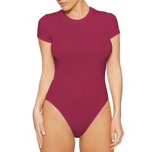Elegante body bordeaux a maniche corte da donna con girocollo e vestibilità slim