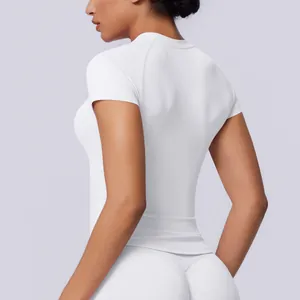 Vista dettagliata del retro di una maglietta da yoga bianca senza cuciture per lo sport