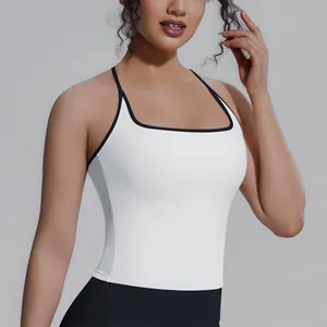 Nahaufnahme eines weiß-schwarzen engen Sport-Tops mit dünnen Trägern an einem Sportmodel