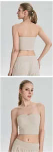 Vues détaillées avant et arrière d'un haut de yoga beige sans bretelles sur un mannequin