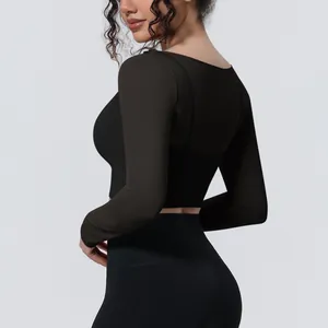Dettaglio della maglia da yoga nera a maniche lunghe in mesh, traspirante per donna