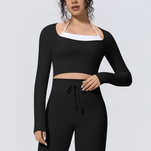 Λεπτομέρεια ασπρόμαυρου μακρυμάνικου slim fit γιόγκα τοπ για αθλητισμό και γυμναστική