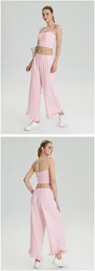 Gedetailleerd voor- en achteraanzicht van een roze yogaset met bandeau-top en ruchesbroek