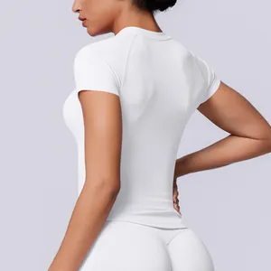 Vista posteriore dettagliata della t-shirt da yoga bianca senza cuciture slim-fit