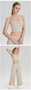 Ensemble haut bandeau de yoga antidérapant beige et pantalon large à volants femme.