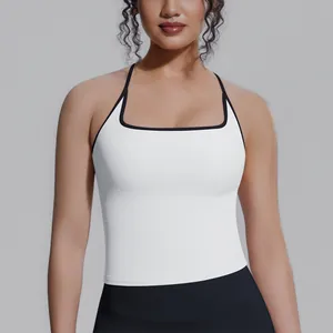 Vorderansicht Details eines weißen Sport-Tops mit schwarzem Kontrastrand am Modell