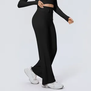Detailansicht einer schwarzen Yogahose mit hohem Bund, weitem Bein und bequemem Kordelzug