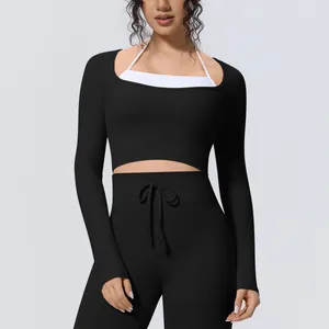 Λεπτομέρεια μαύρου μακρυμάνικου yoga crop top με λευκή εσωτερική στρώση halter