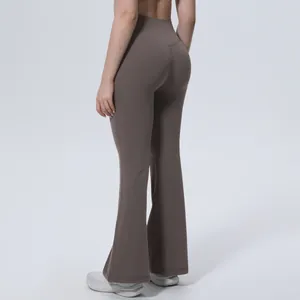 Vue arrière détaillée du pantalon de yoga évasé marron à taille haute lift