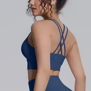 Vista dettagliata delle spalline incrociate sul retro di un reggiseno sportivo blu