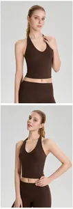 Vue détaillée d'un gilet de yoga marron chocolat à col licou sur un modèle fitness