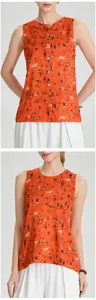 Dettaglio di canotta arancione in stile neo-cinese con motivo jacquard tribale