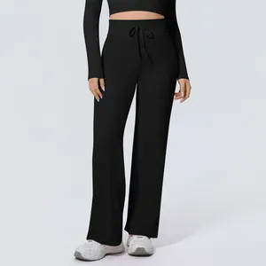 Detailansicht der Yoga-Hose mit hohem Bund, weitem Bein und verstellbarem Kordelzug-Detail