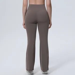 Pantalon de yoga évasé taille haute taupe avec couture sculptante fessier, vue arrière