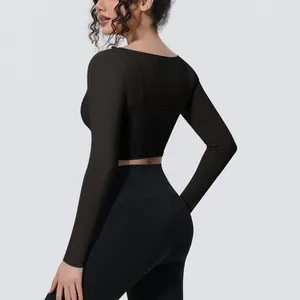Vista ravvicinata dello strato in mesh traspirante del top sportivo nero a maniche lunghe.